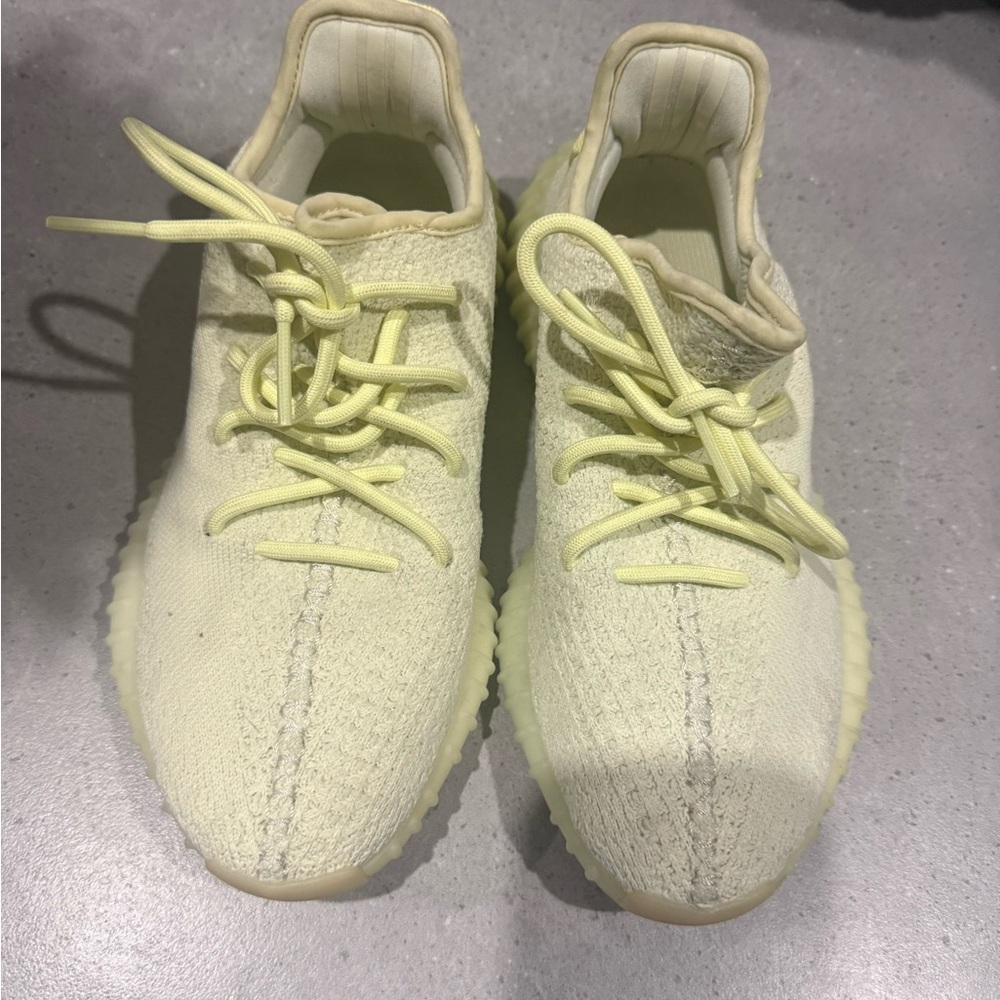 Slightly worn butter, Yeezy’s good condition 5.5 men